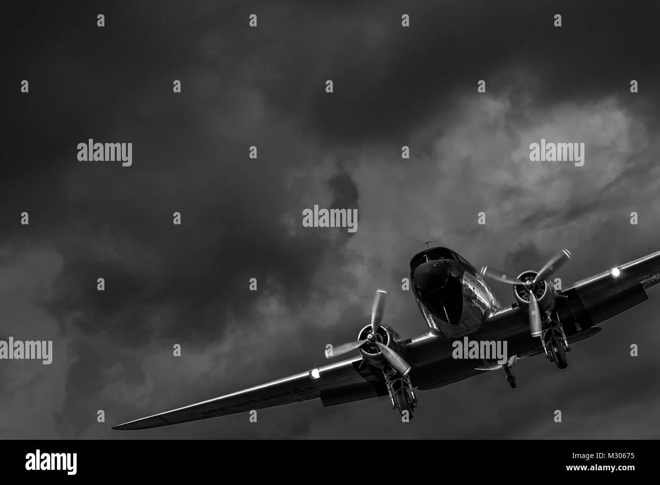 Un Douglas DC-3 velivolo è visto l'atterraggio all'aeroporto di Villavicencio (Colombia). Foto Stock