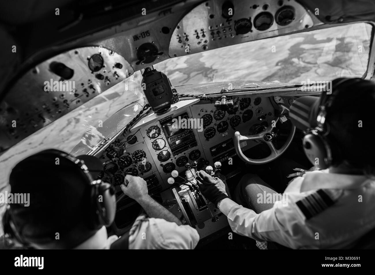 Compagnia aerea colombiano piloti volare un Douglas DC-3 aeromobili al di sopra di Los Llanos, vaste savane nel telecomando dipartimento di Guainía, Colombia. Foto Stock