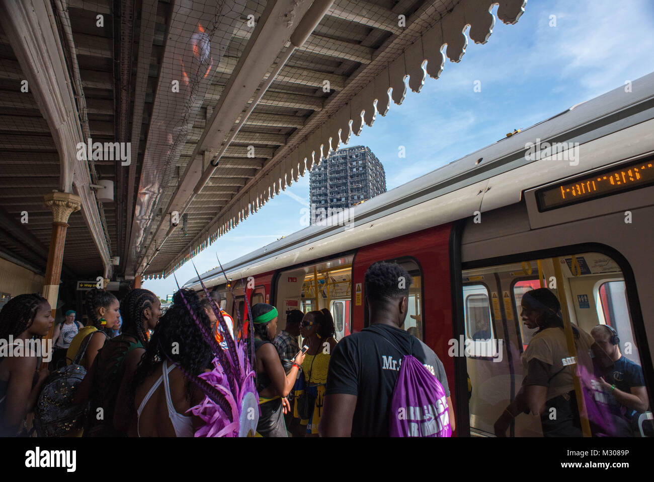 Londra, Regno Unito. Grenfell Tower, Latimer Court station. Foto Stock