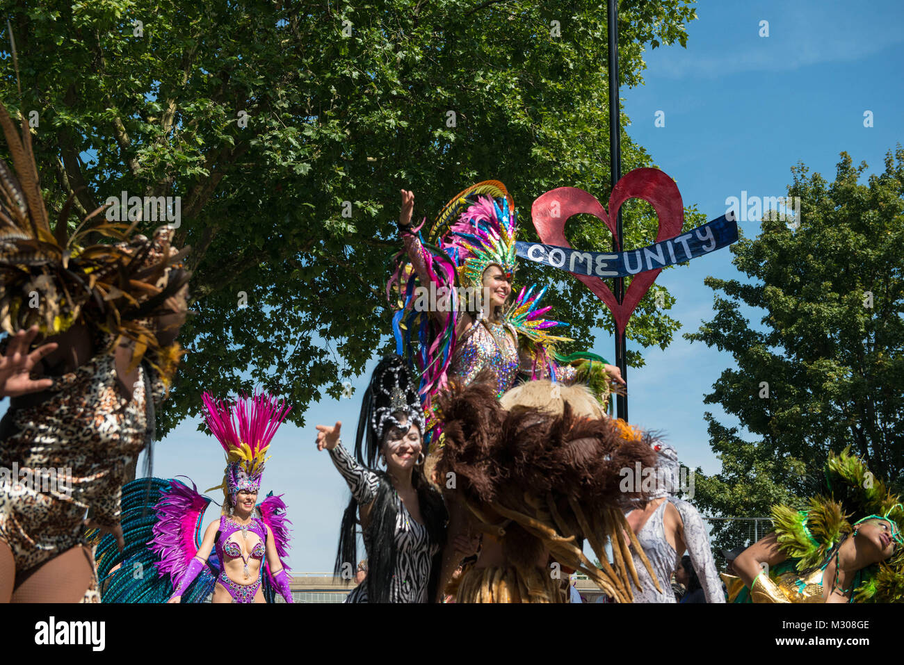 Londra, Regno Unito. Londra Scuola di Samba pareding al carnevale di Notting Hill. Foto Stock