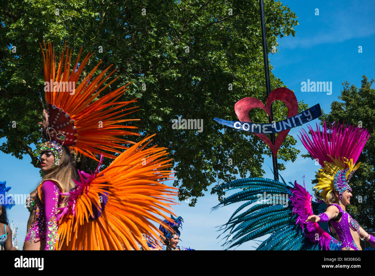 Londra, Regno Unito. Londra Scuola di Samba pareding al carnevale di Notting Hill. Foto Stock