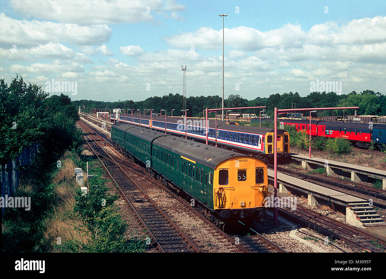 Classe 205 3H DEMU numero 205029 che aveva ridipinto in livrea verde lavora una rete sud-est service passando Tonbridge cantiere. 24 agosto 1993. Foto Stock