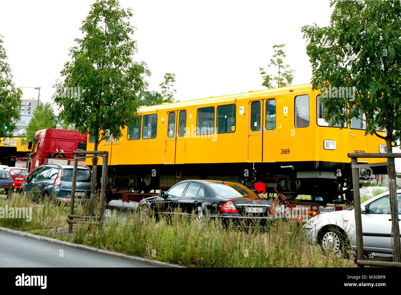 Vier U-Bahn Wagen ( von insgesammt 8 Fahrzeugen) der Baureihe F79 knapp 30 Jahre alt werden Auf der Neuen Kanzler-Linie U 55 mit einen Autokran durch ein extra konstruierten Schacht in den eingebracht Tunnel. Foto Stock