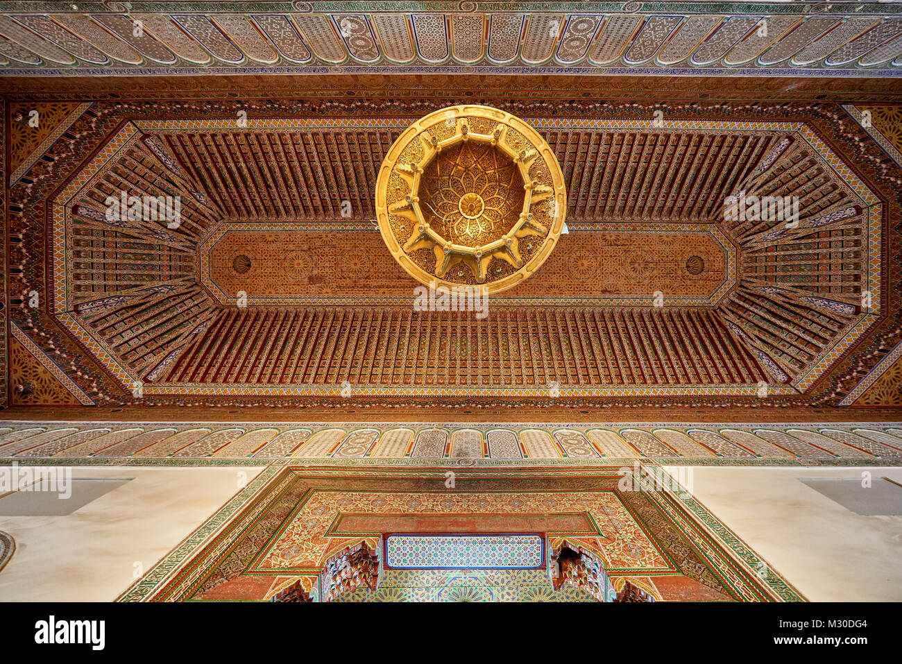 Golden soffitto decorato in museo de Marrakech Marrakesh, Marocco, Africa Foto Stock