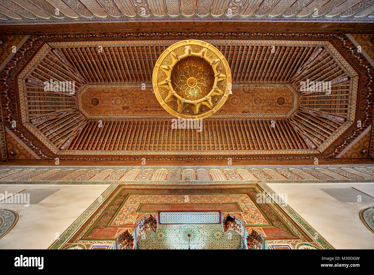 Golden soffitto decorato in museo de Marrakech Marrakesh, Marocco, Africa Foto Stock