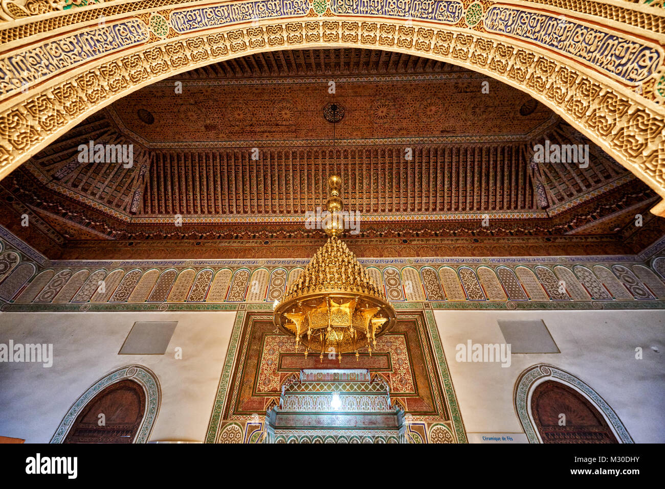 Golden soffitto decorato in museo de Marrakech Marrakesh, Marocco, Africa Foto Stock