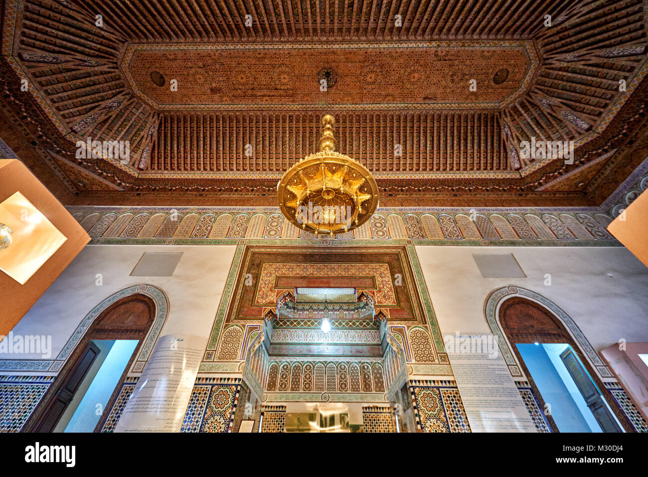 Golden soffitto decorato in museo de Marrakech Marrakesh, Marocco, Africa Foto Stock