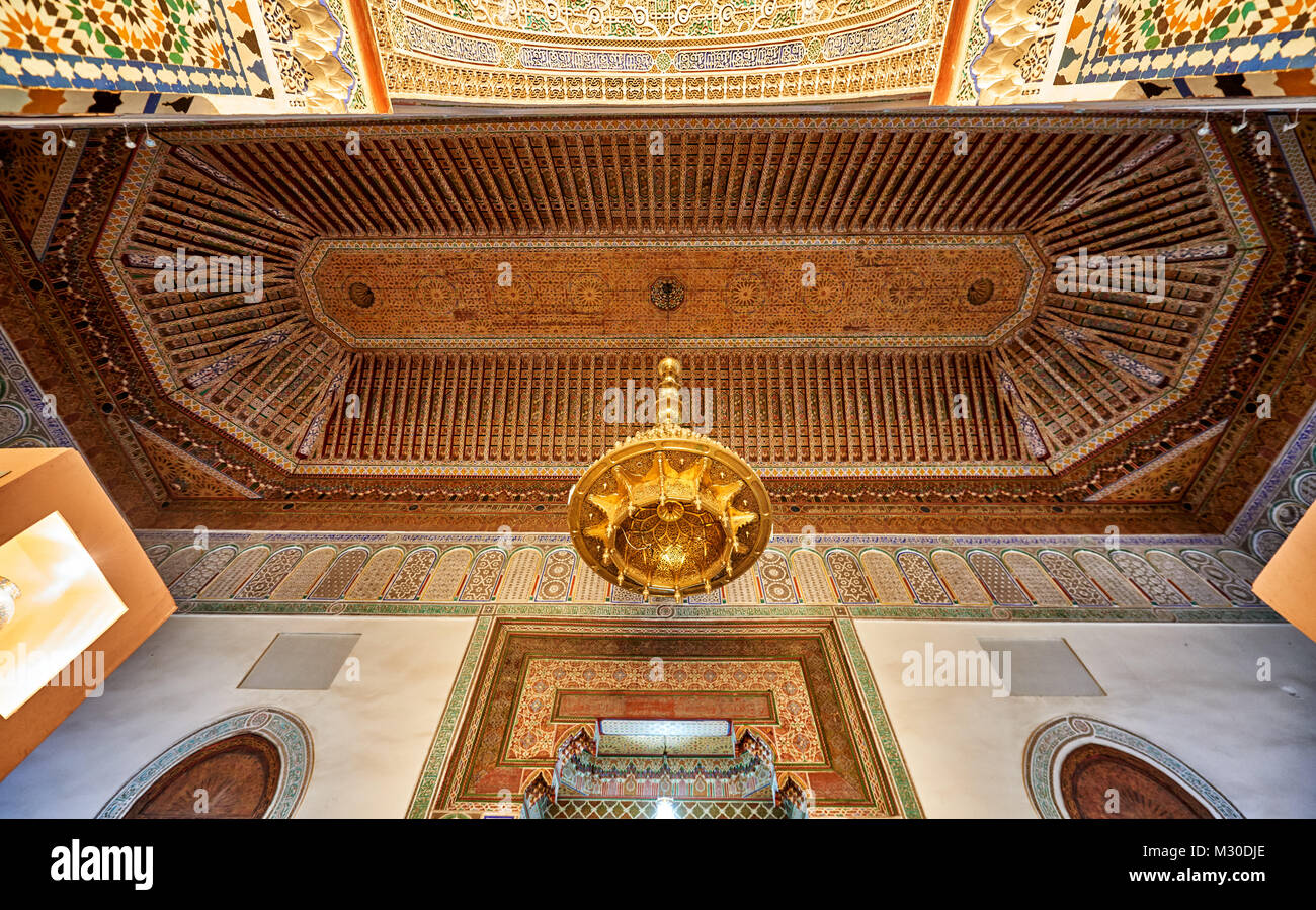 Golden soffitto decorato in museo de Marrakech Marrakesh, Marocco, Africa Foto Stock