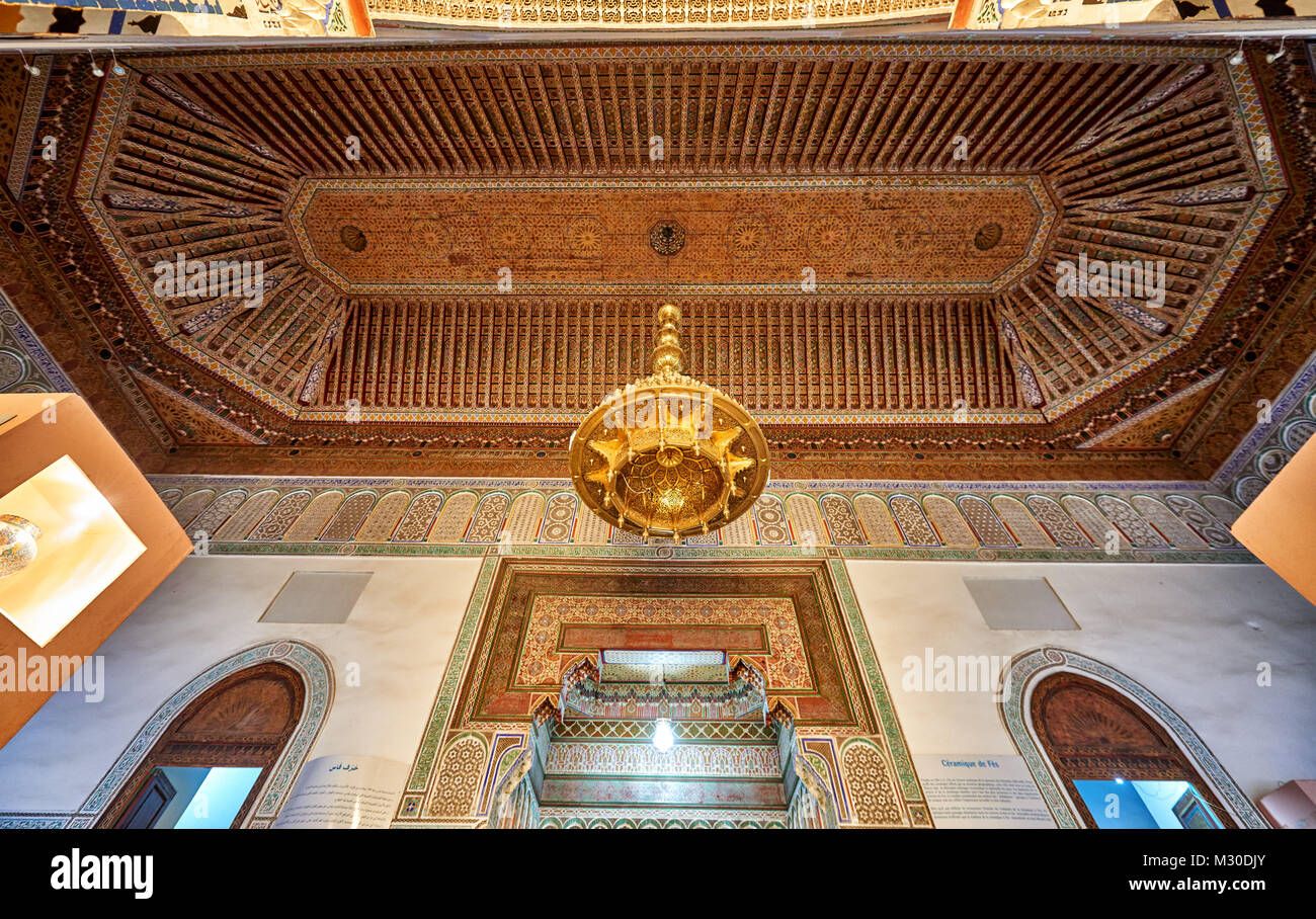 Golden soffitto decorato in museo de Marrakech Marrakesh, Marocco, Africa Foto Stock