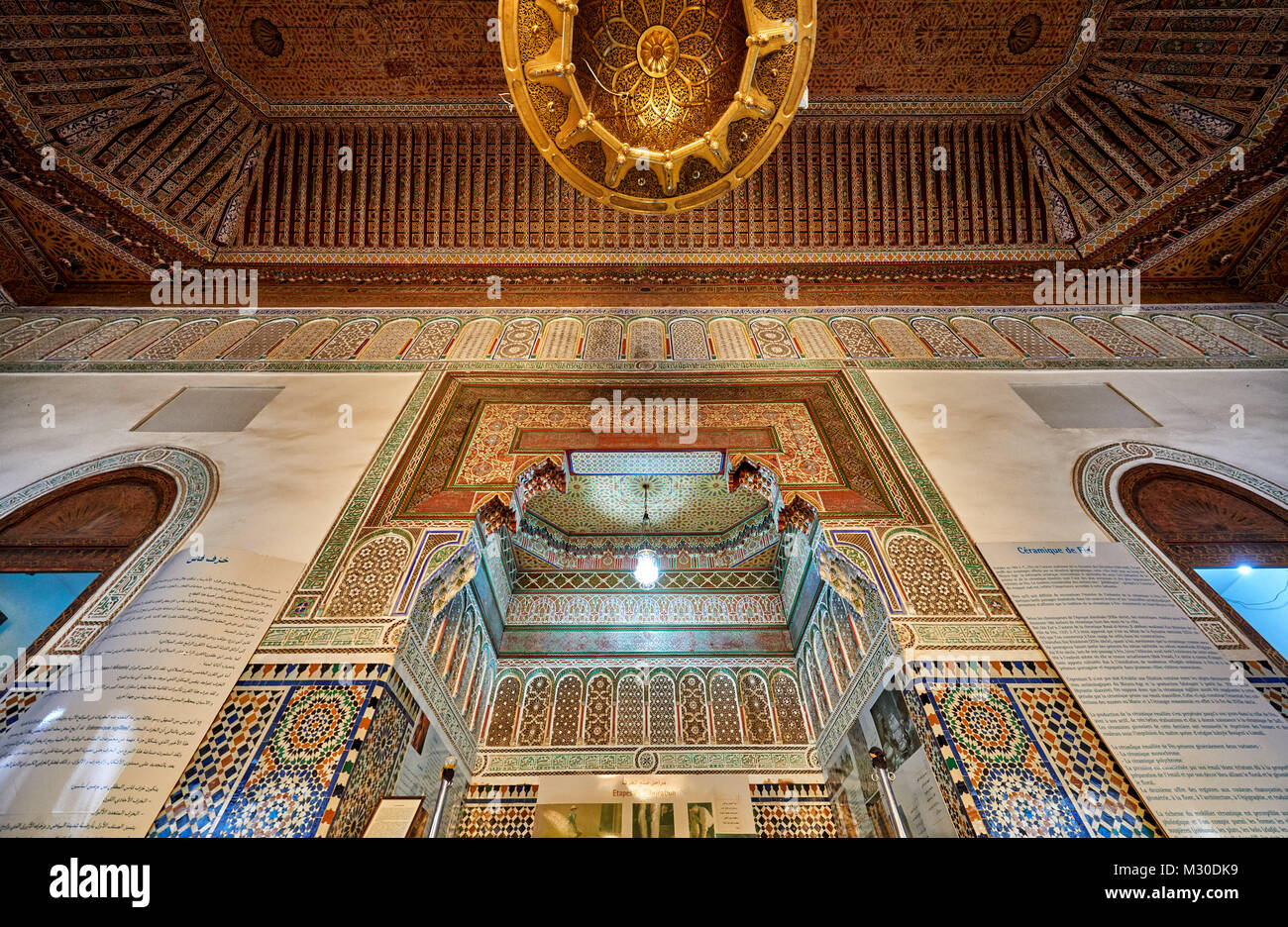 Golden soffitto decorato in museo de Marrakech Marrakesh, Marocco, Africa Foto Stock