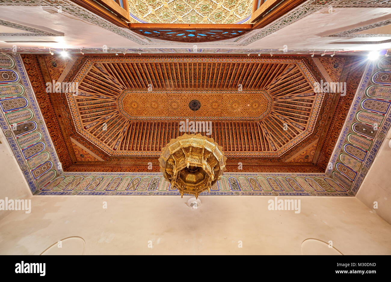 Soffitto decorato in museo de Marrakech Marrakesh, Marocco, Africa Foto Stock