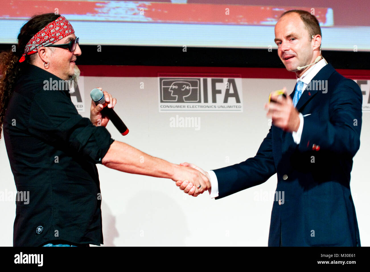 Stefan Marquard & Dr. Christian Göke beim Händeschütteln auf der IFA-Auftaktpressekonferenz 2009 Foto Stock