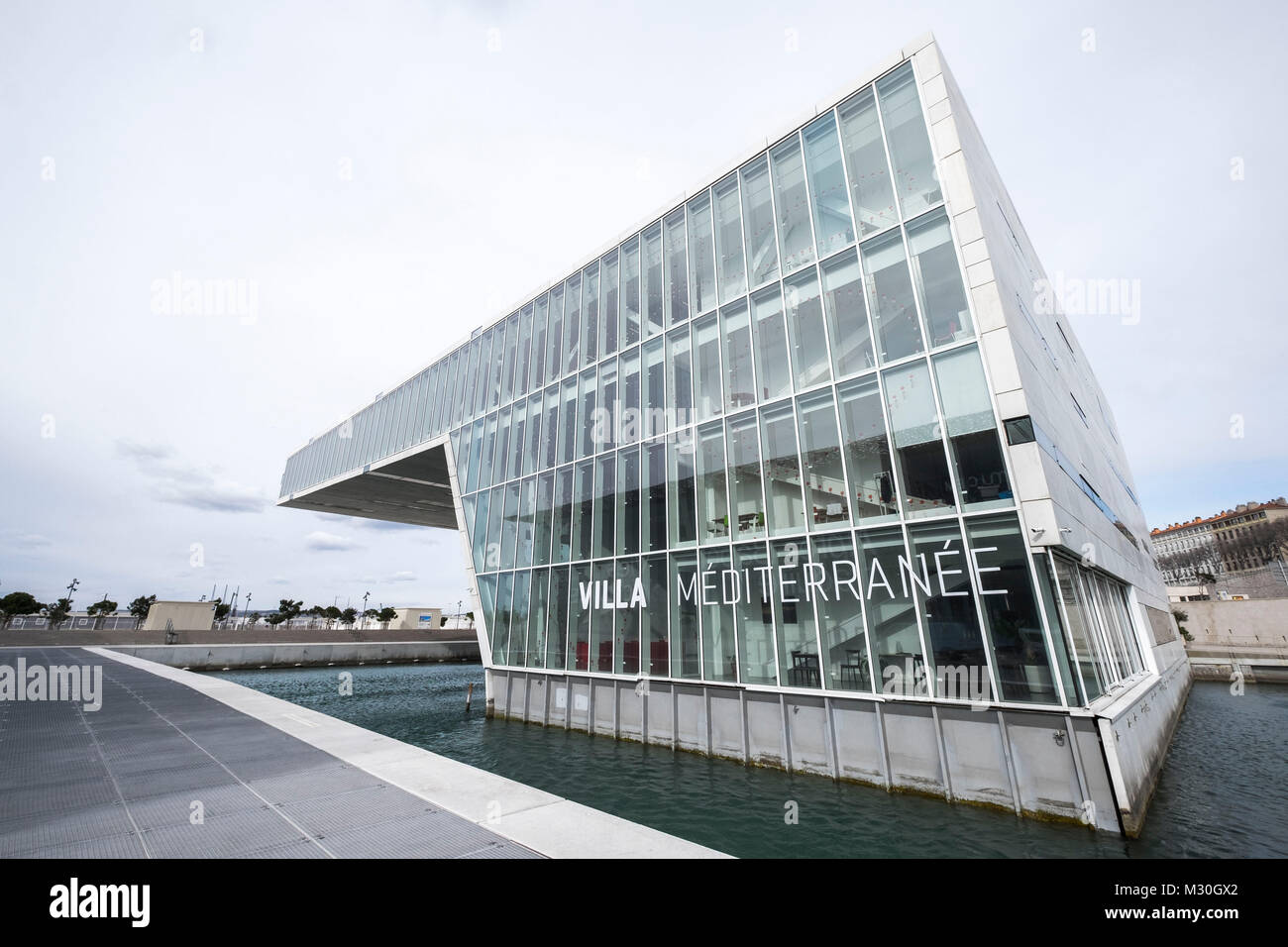 Marseille, Francia, architettura modernista della Villa Mediterranée Centro Congressi progettato da Stefano Boeri (2013) al crepuscolo Marseille, Francia, Foto Stock