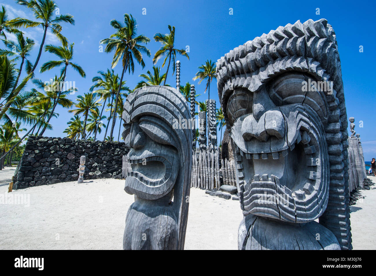 Statue in legno in Puuhonua o Honaunau National Historical Park , Big Island delle Hawaii, Foto Stock