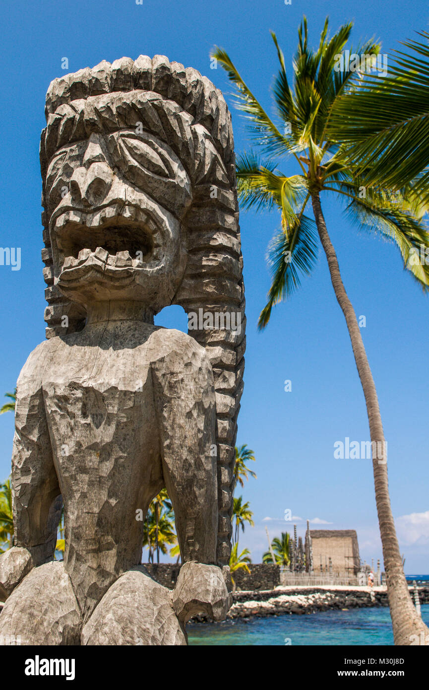 Statua in legno nel Puuhonua o Honaunau National Historical Park , Big Island delle Hawaii, Foto Stock