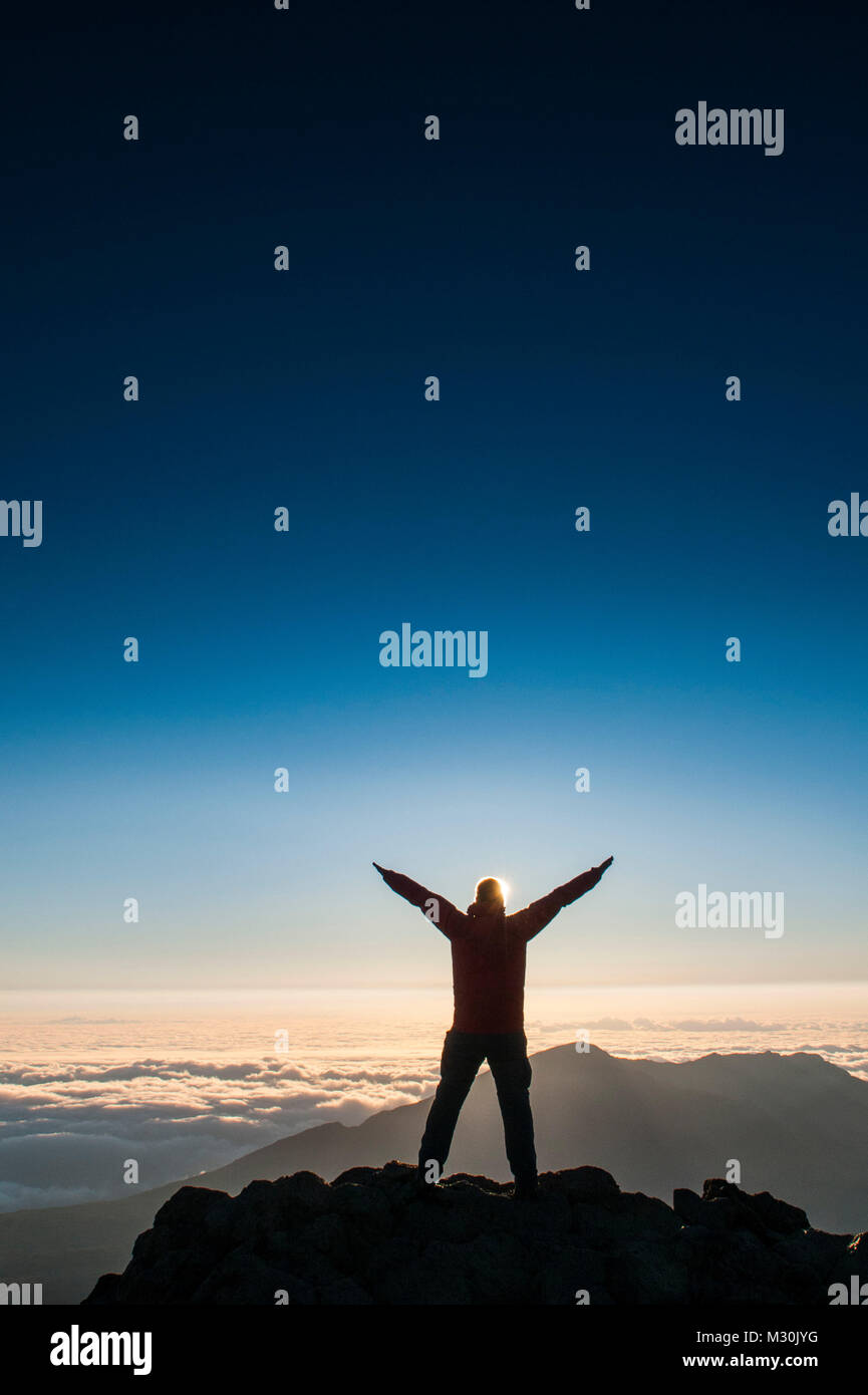 Turisti in attesa della retroilluminazione per il tramonto sulla cima di Haleakala National Park, Maui, Hawaii Foto Stock