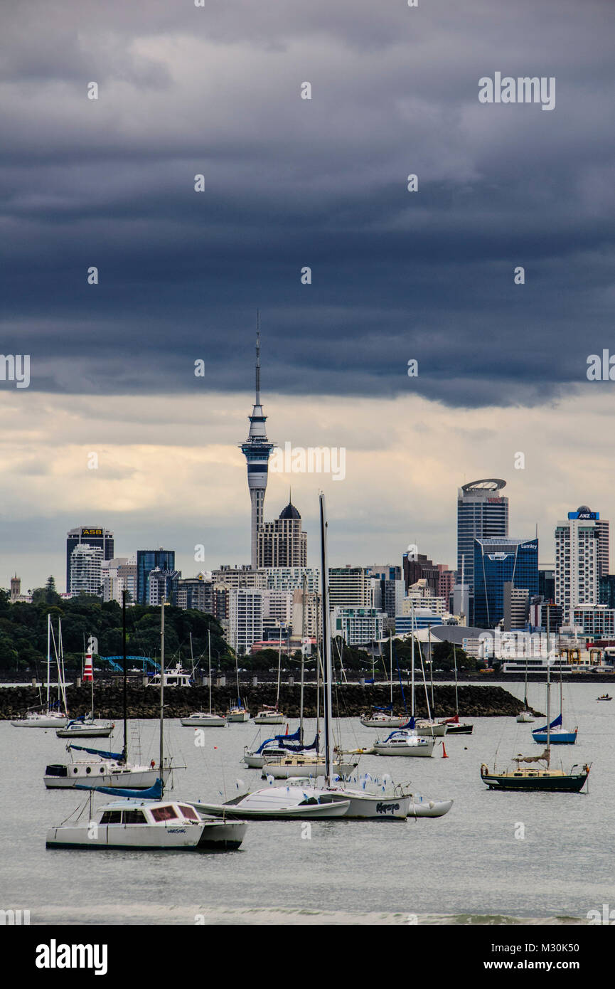 Il porto di Auckland con lo skyline di sfondo, Nuova Zelanda Foto Stock