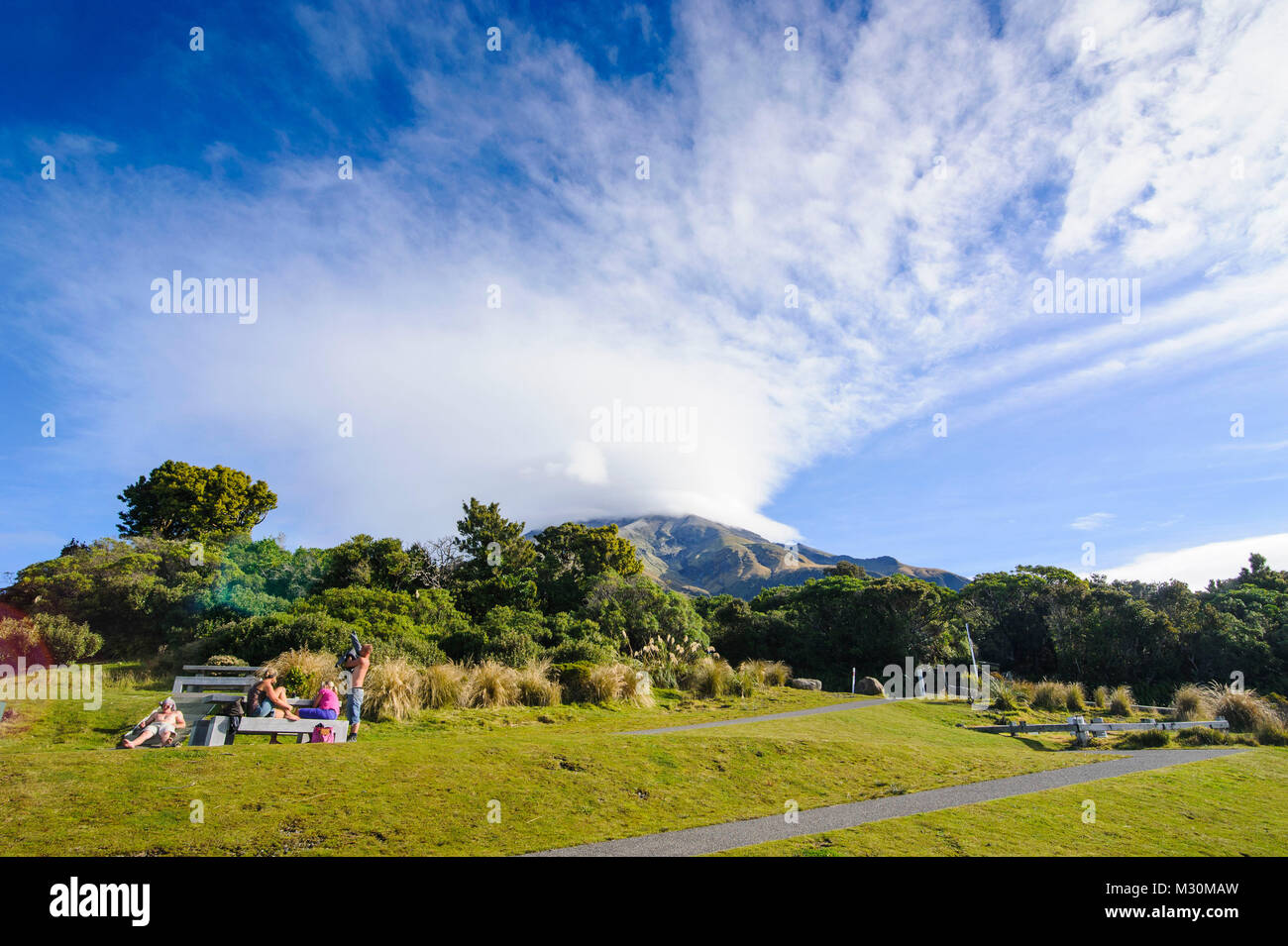 Rilassante turistica sul fondo del Monte taranaki, Isola del nord, Nuova Zelanda Foto Stock