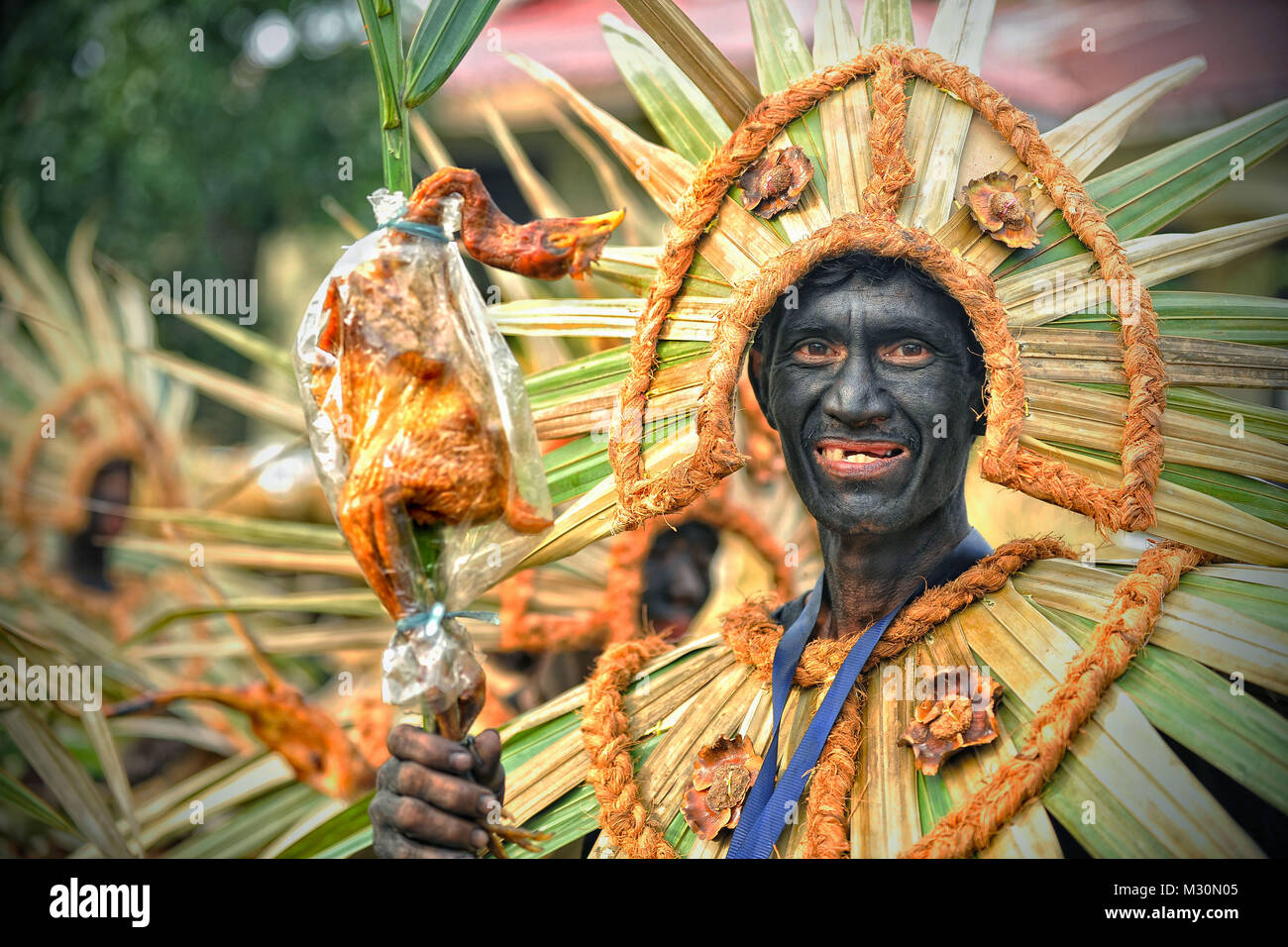 Uomo con il costume, Kalibo, Aklan, Panay Island, Filippine Foto Stock