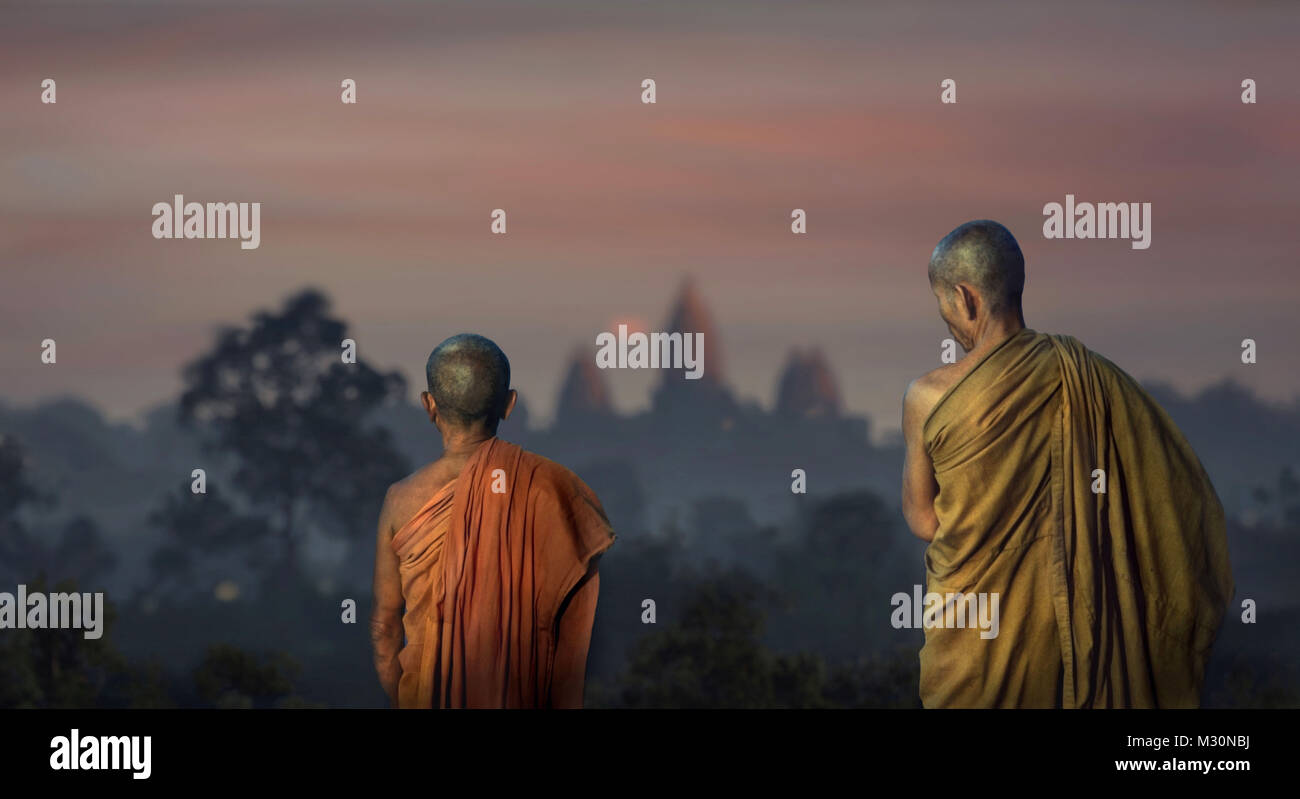 I monaci a Angkor Wat, Siem Raep, Cambogia, Asia Foto Stock