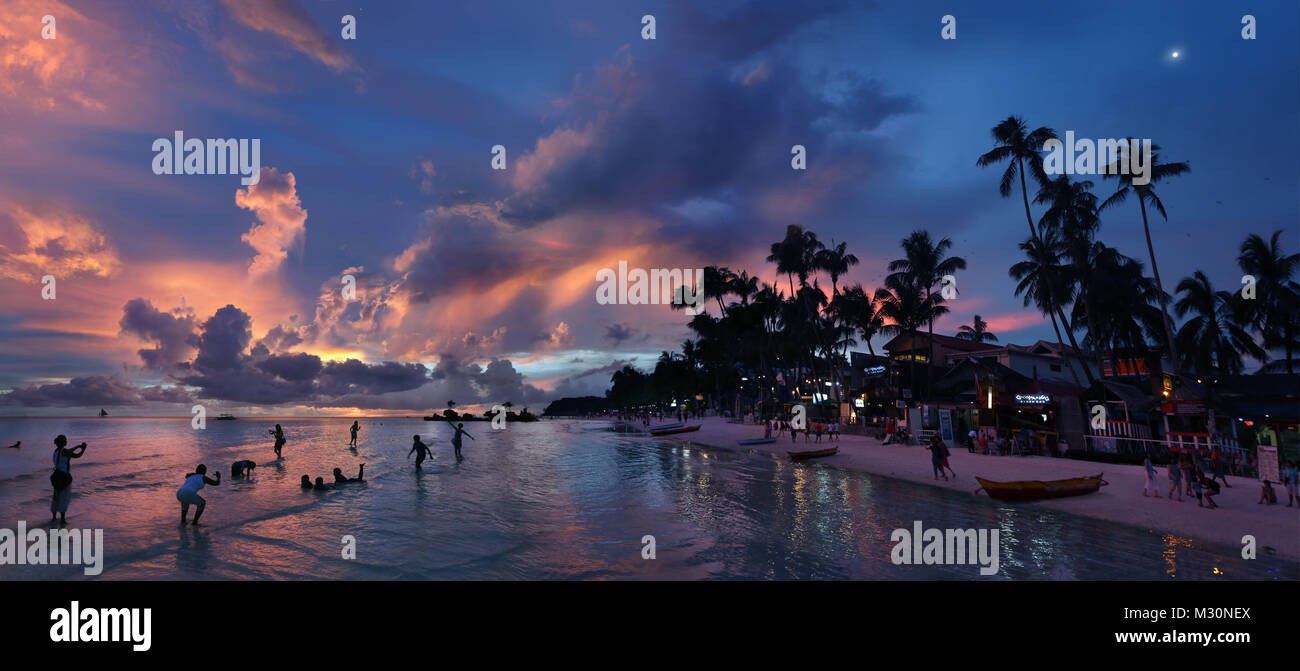 La gente sulla spiaggia di Boracay, Aklan, Filippine, Asia Foto Stock