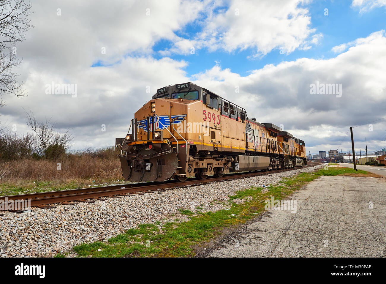 Union Pacific locomotiva diesel #5993 che viaggia lungo un binario ferroviario a Montgomery in Alabama, Stati Uniti d'America. Foto Stock