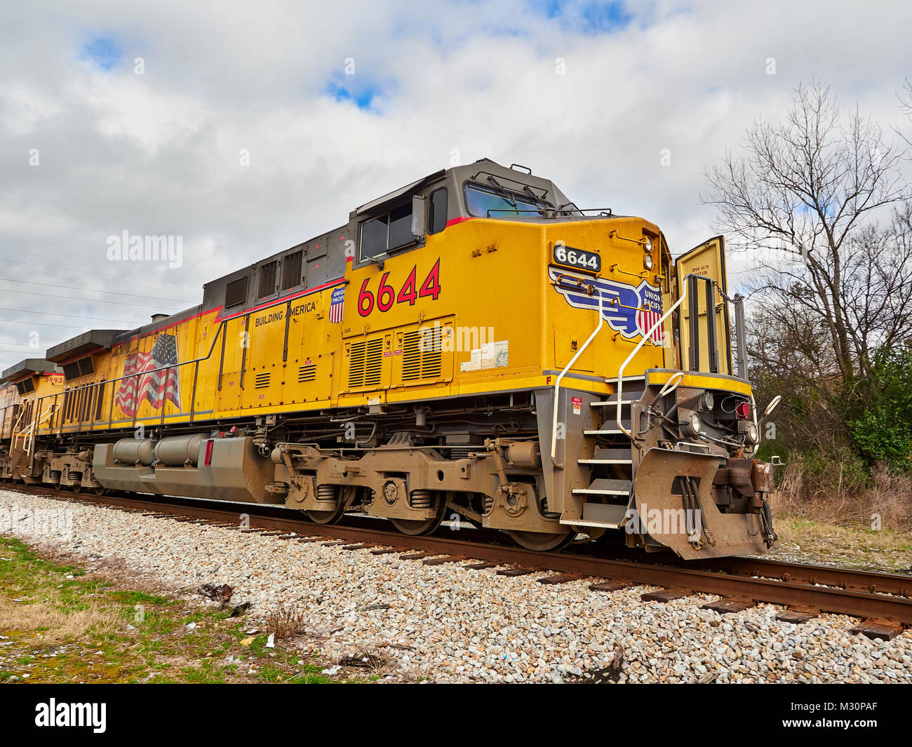 Union Pacific locomotiva diesel #6644, a GE C44AC, diesel motore elettrico, sta viaggiando su un treno schierandosi a Montgomery in Alabama USA. Foto Stock