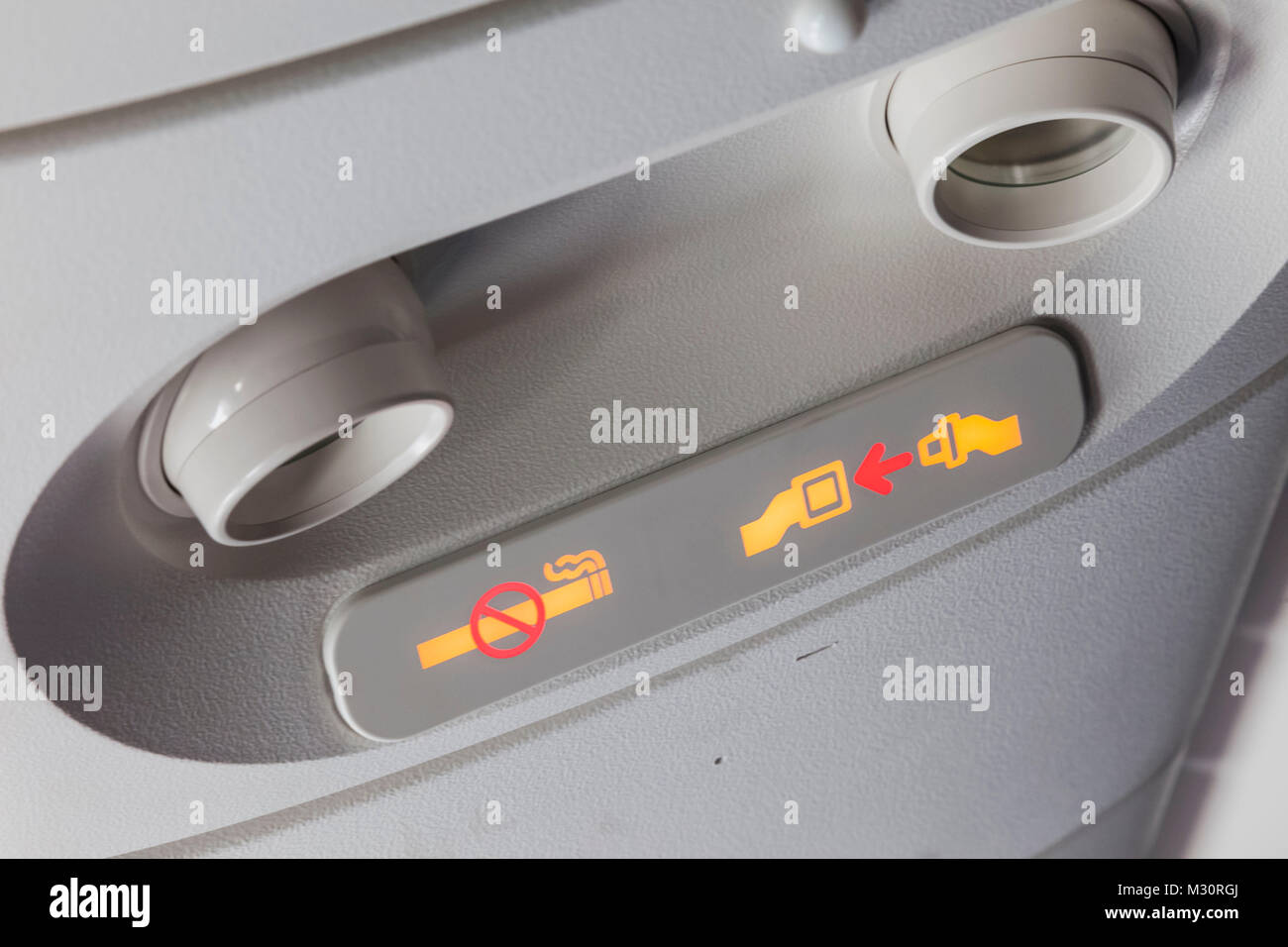 Aeroplano segnale di allacciare le cinture di sicurezza Foto stock - Alamy