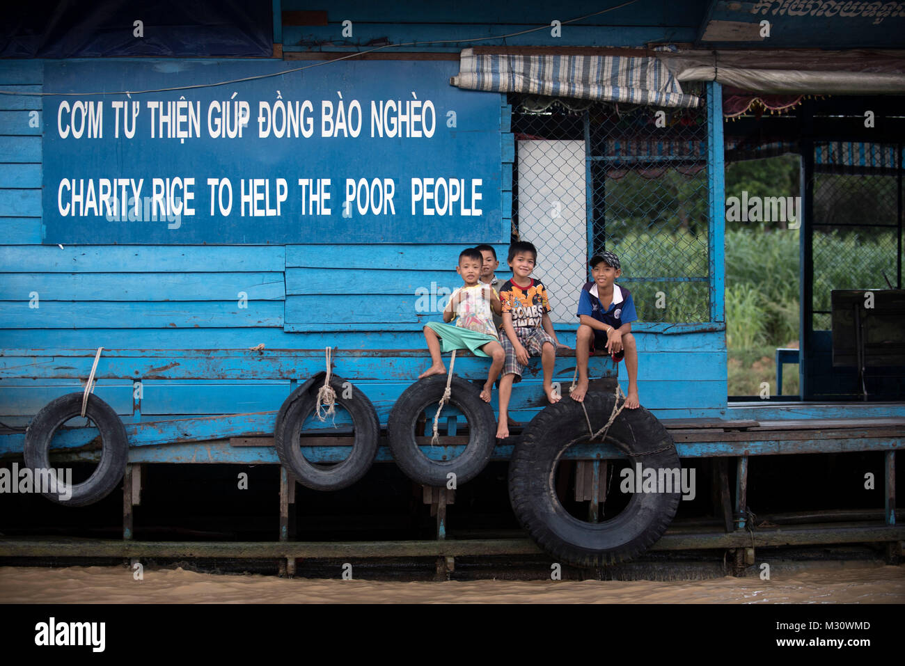 La Cambogia Siem Raep, Angkor, Lago Tonle Sap, casa galleggiante con i bambini Foto Stock