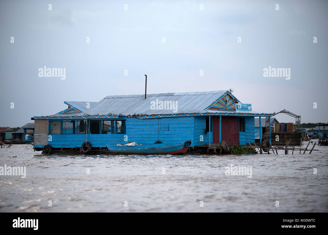 La Cambogia Siem Raep, Angkor, Lago Tonle Sap, villaggio galleggiante Foto Stock
