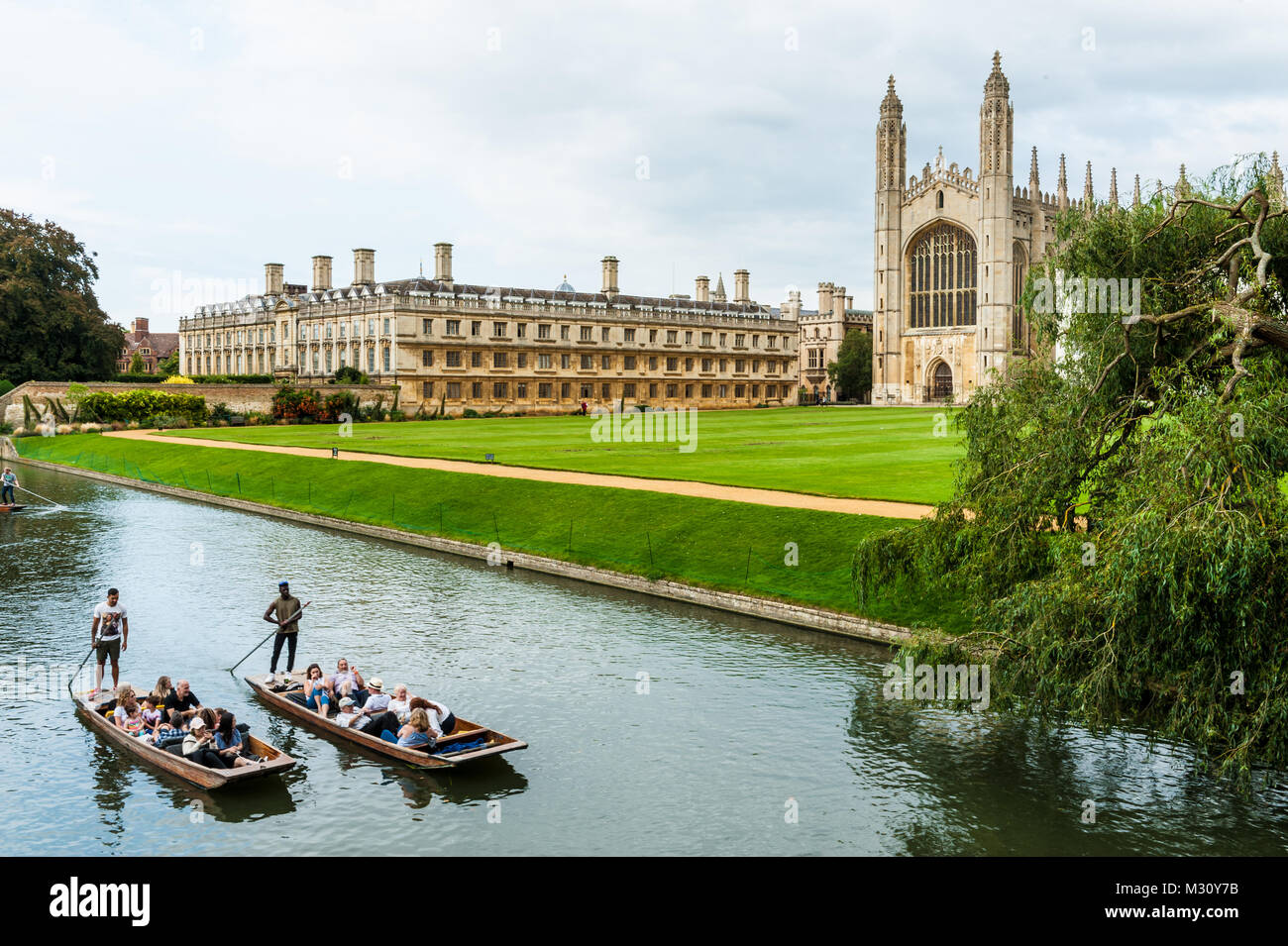 Cambridge, Regno Unito - Agosto 2017. King's College e King's College Chapel vista dal dorso con il fiume Cam passante e 2 barche punting con t Foto Stock