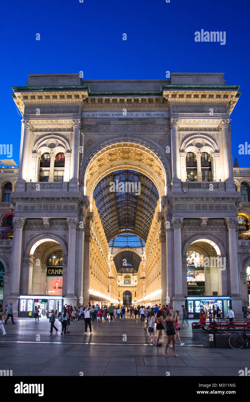 Galleria Vittorio Emanuele II a Milano. Si tratta di uno dei più antichi del mondo i centri commerciali per lo shopping, progettato e costruito da Giuseppe Mengoni tra 1865 e 1877. Foto Stock