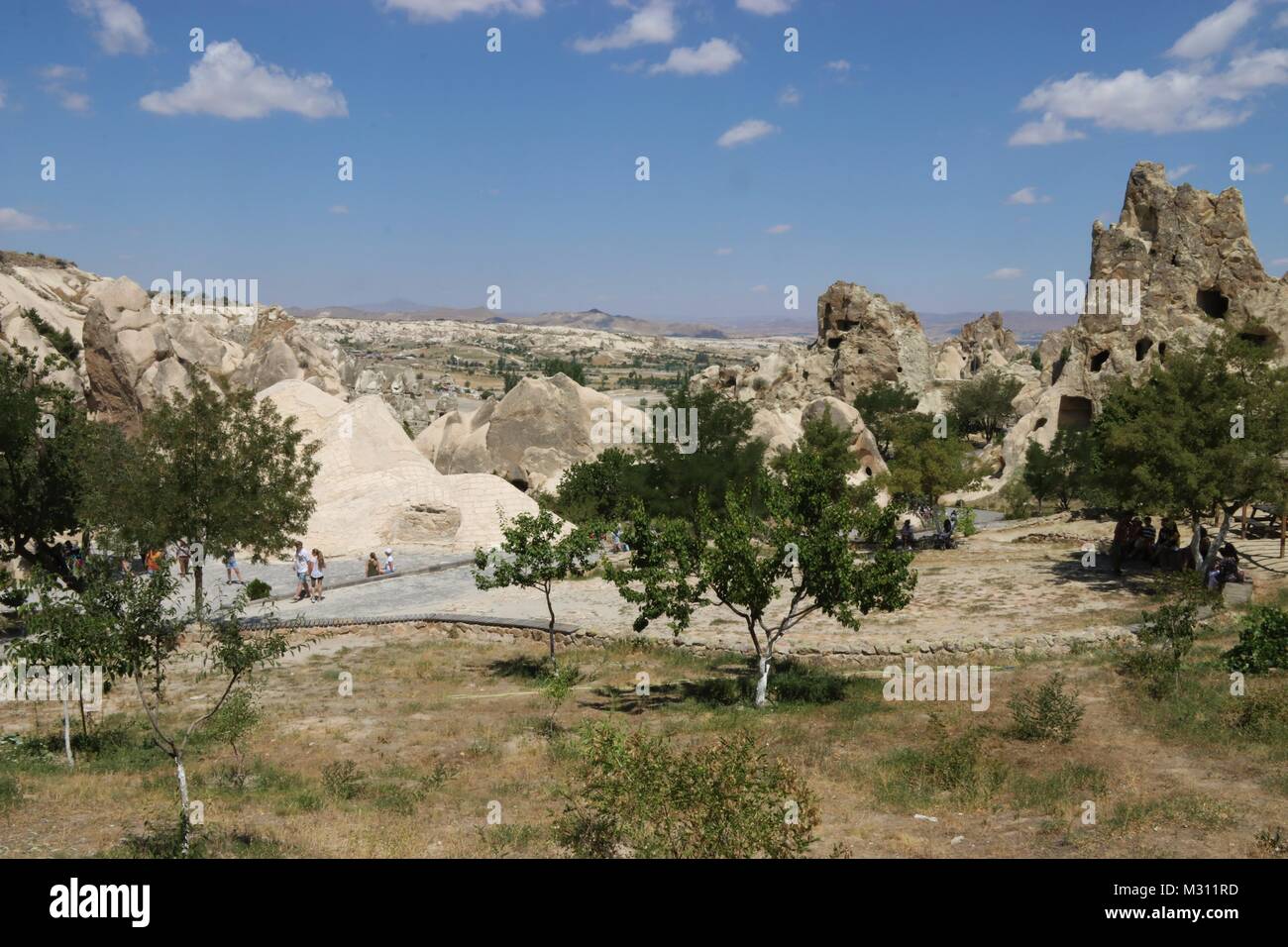 I turisti che visitano il parco nazionale di Open Air Museum in Cappadocia, Turchia, Goreme Foto Stock