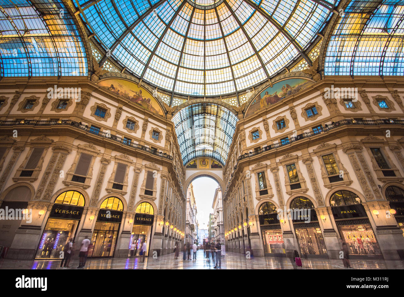 Galleria Vittorio Emanuele II a Milano. Si tratta di uno dei più antichi del mondo i centri commerciali per lo shopping, progettato e costruito da Giuseppe Mengoni tra 1865 e 1877. Foto Stock