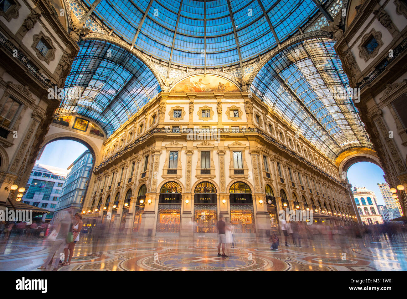 Galleria Vittorio Emanuele II a Milano. Si tratta di uno dei più antichi del mondo i centri commerciali per lo shopping, progettato e costruito da Giuseppe Mengoni tra 1865 e 1877. Foto Stock