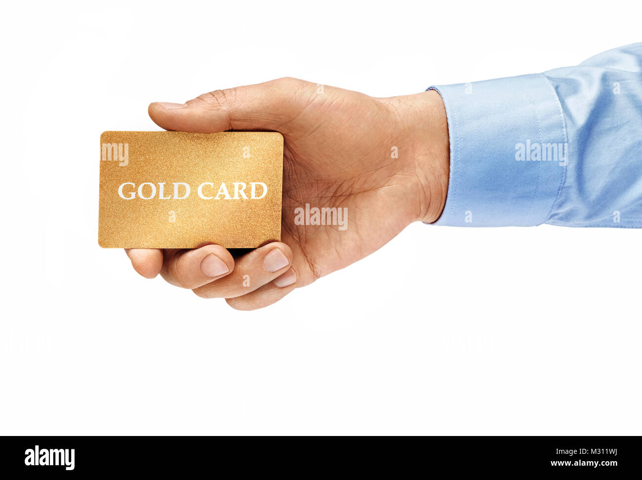 Mano d'Uomo in camicia azienda gold credit card isolato su sfondo bianco. Alta risoluzione prodotto. Close up. Foto Stock