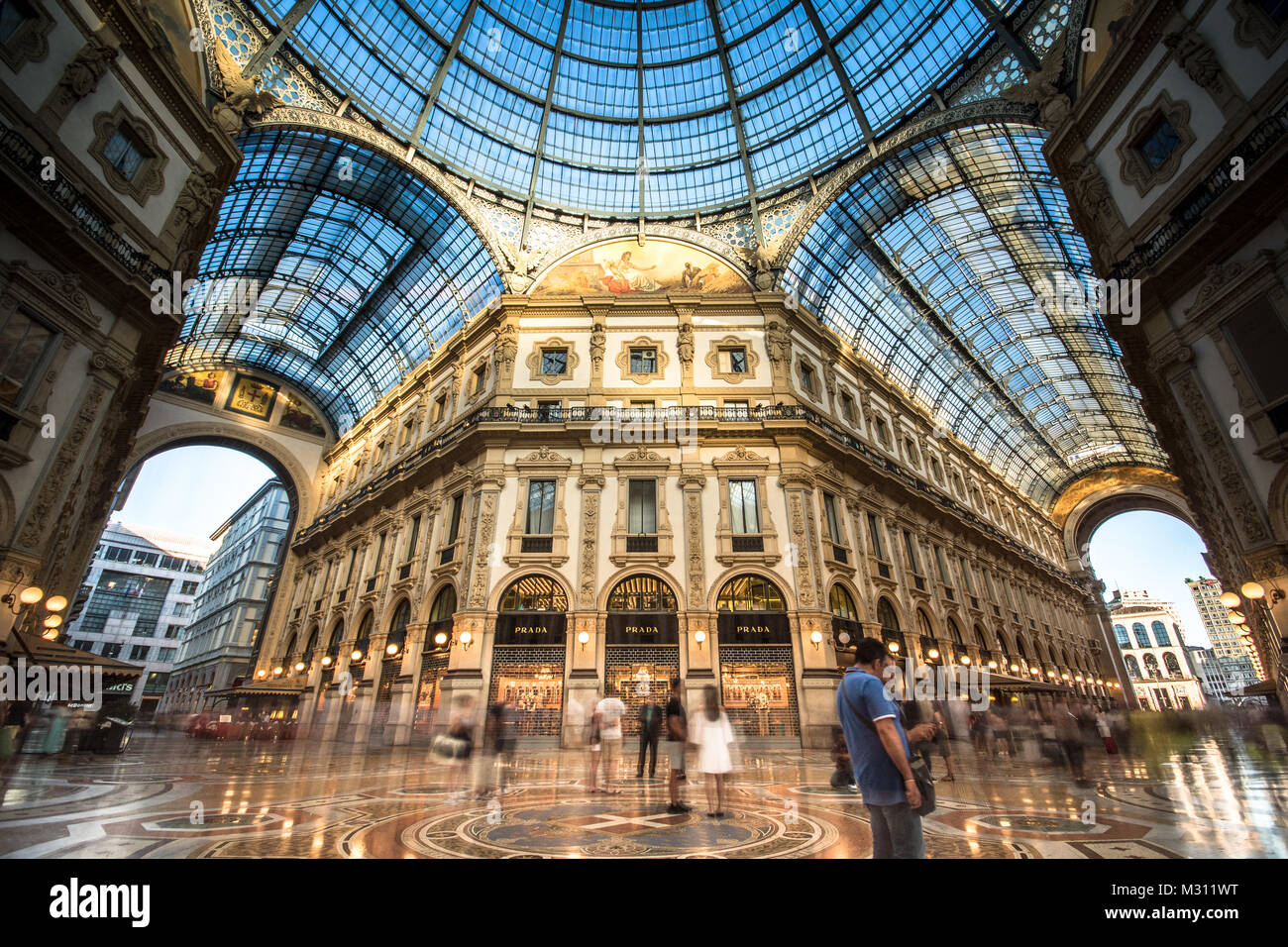 Galleria Vittorio Emanuele II a Milano. Si tratta di uno dei più antichi del mondo i centri commerciali per lo shopping, progettato e costruito da Giuseppe Mengoni tra 1865 e 1877. Foto Stock