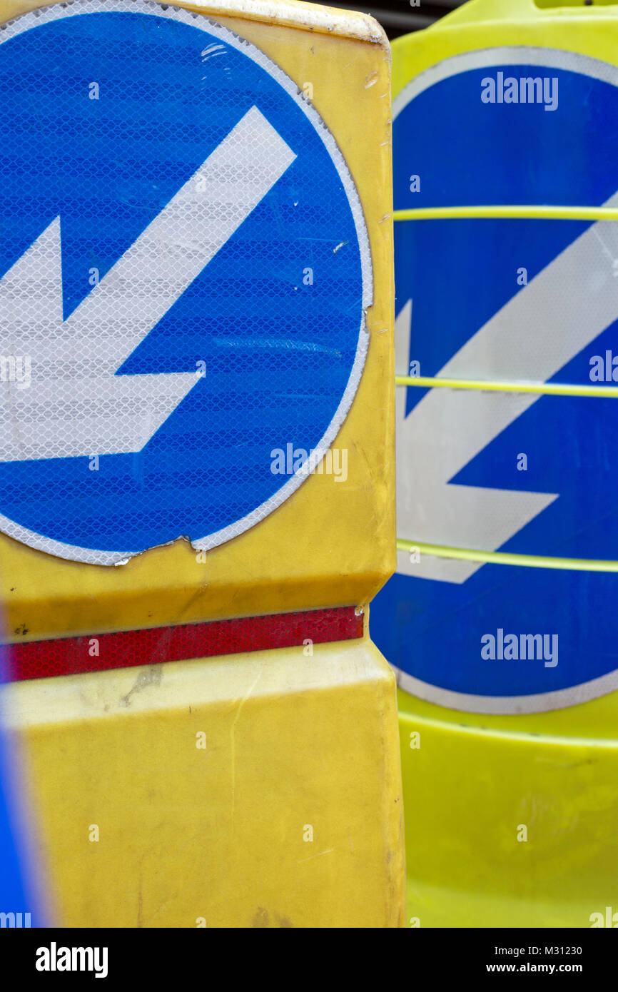 Londra, Inghilterra, febbraio 2018, traffico coni in blu e giallo shot close up presso un magazzino Foto Stock