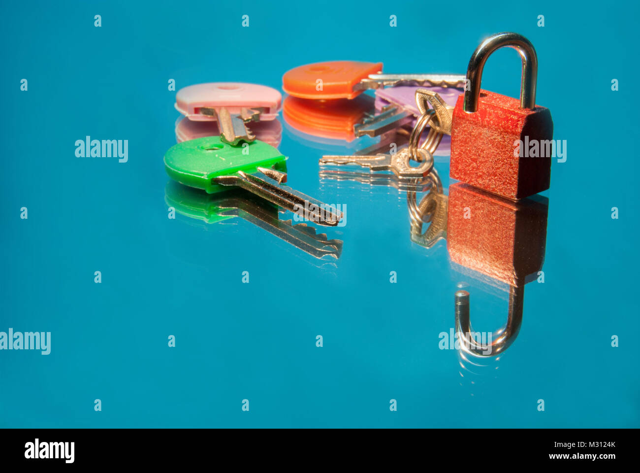 Chiavi e chiavi di poco con il lucchetto aperto utilizzare per bloccare i bagagli per il viaggio e per evitare il furto e uso come la sicurezza di non perdere le proprietà bakground blu Foto Stock