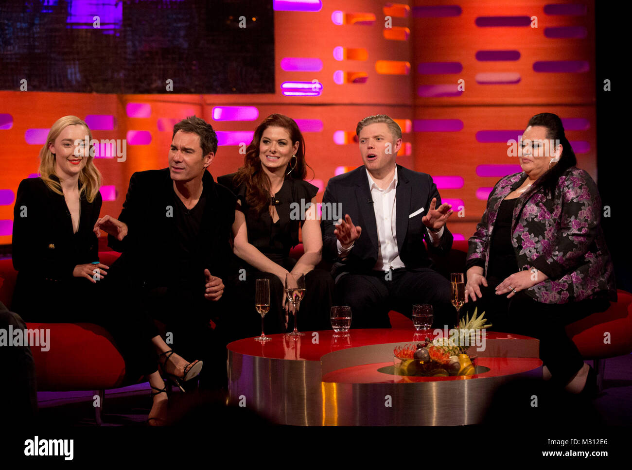 (Da sinistra a destra) Saoirse Ronan, Eric McCormack, Debra Messing, Rob Beckett e Keala assestarsi durante le riprese del Graham Norton Show at The London Studios, che sarà in onda su BBC One il venerdì. Foto Stock