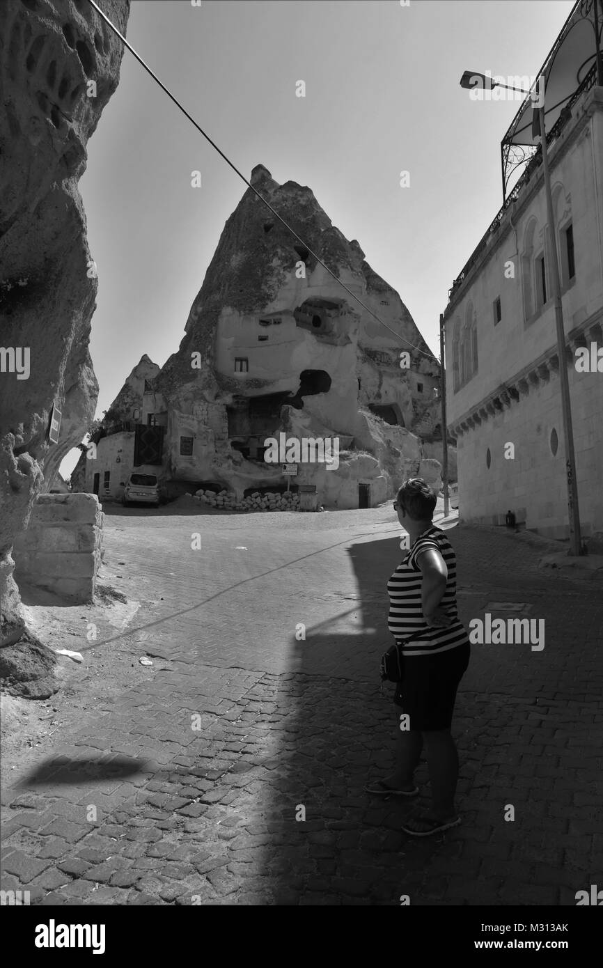 I Camini di Fata ,tipiche formazioni geologiche della Cappadocia scavato da persone per essere utilizzati come case e chiese 2017 Foto Stock