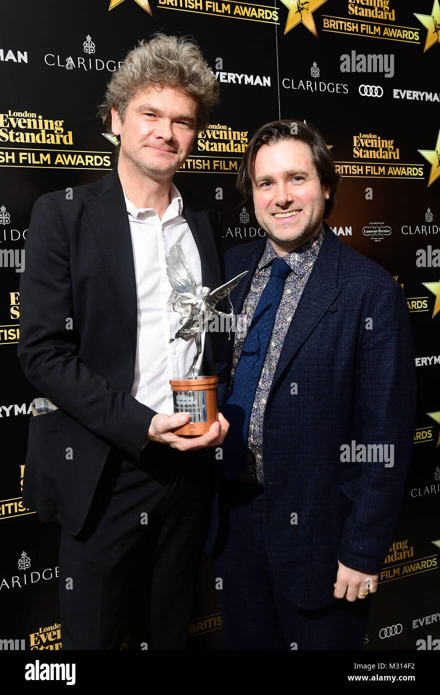 Paddington 2 scrittori Simon Farnaby (sinistra) e Paolo Re, vincitori di Peter Sellers Award per la commedia, all'Evening Standard British Film Awards presso il Claridges a Londra. Foto Stock