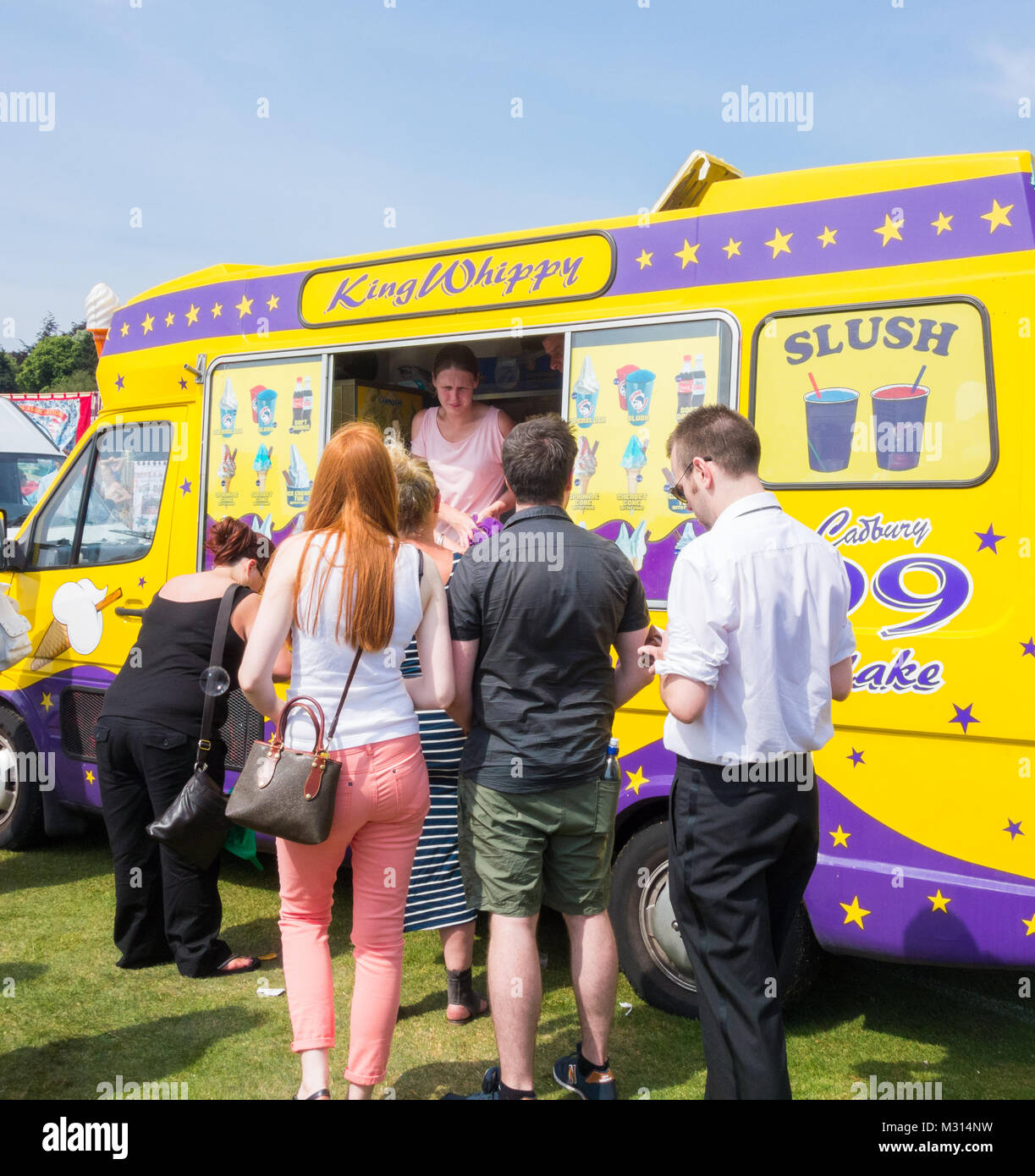 Ice Cream van in una calda giornata estiva in Inghilterra. Regno Unito Foto Stock