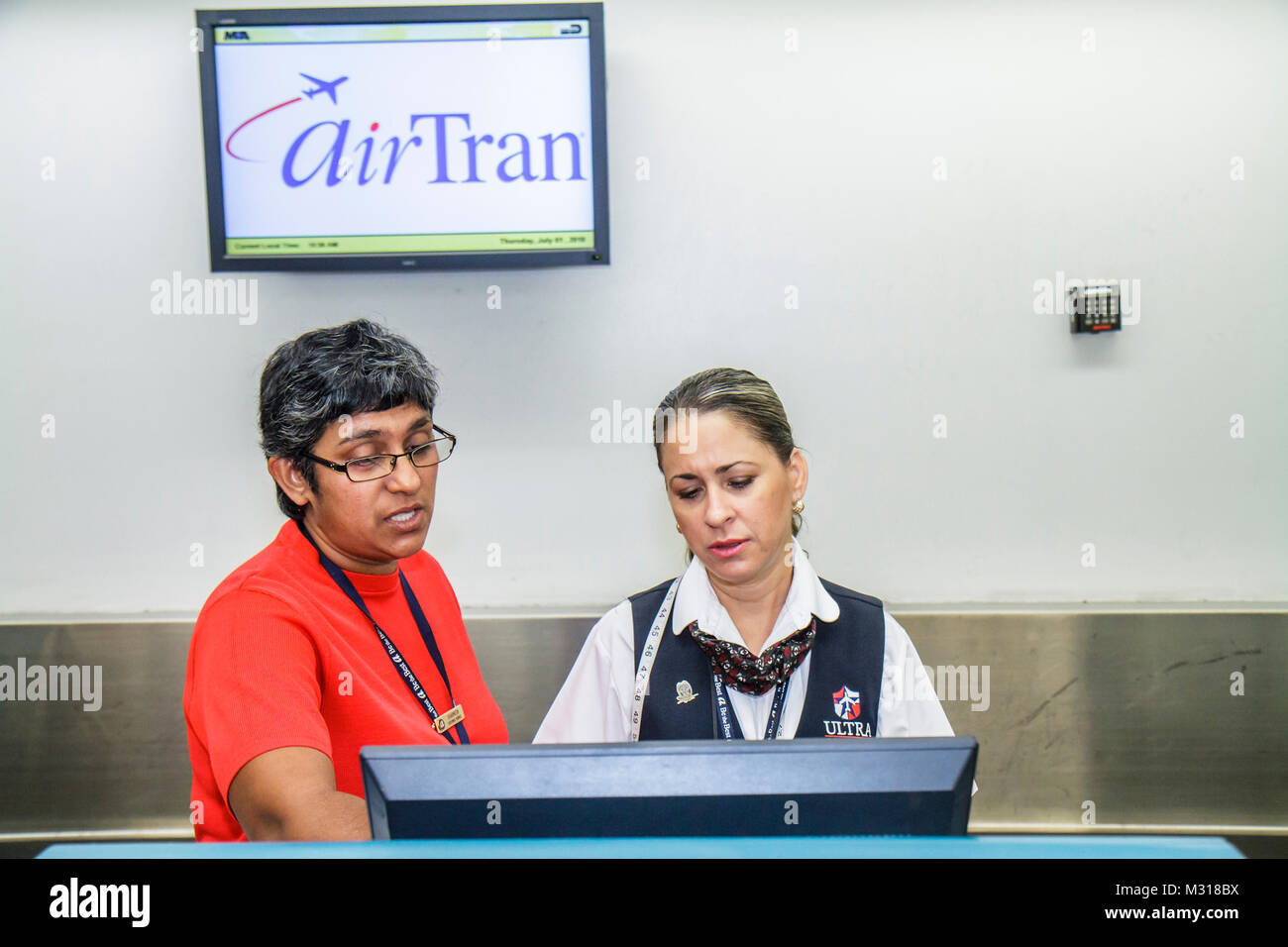Miami Florida,mia,Miami International Airport,AirTran,biglietteria,agente,lavoro,lavoro,dipendenti lavoratori dipendenti staff,ispanica donna asiatica wome Foto Stock
