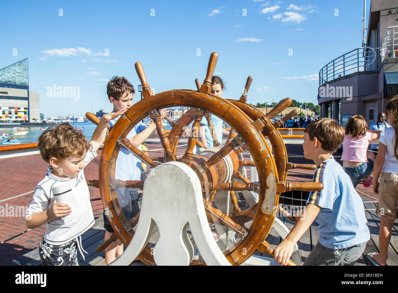 Baltimore Maryland, Inner Harbour, porto, fiume Patapsco, porto, lungomare, USS Constellation Historic Ships Museum, ragazzi maschi bambini guida wh Foto Stock
