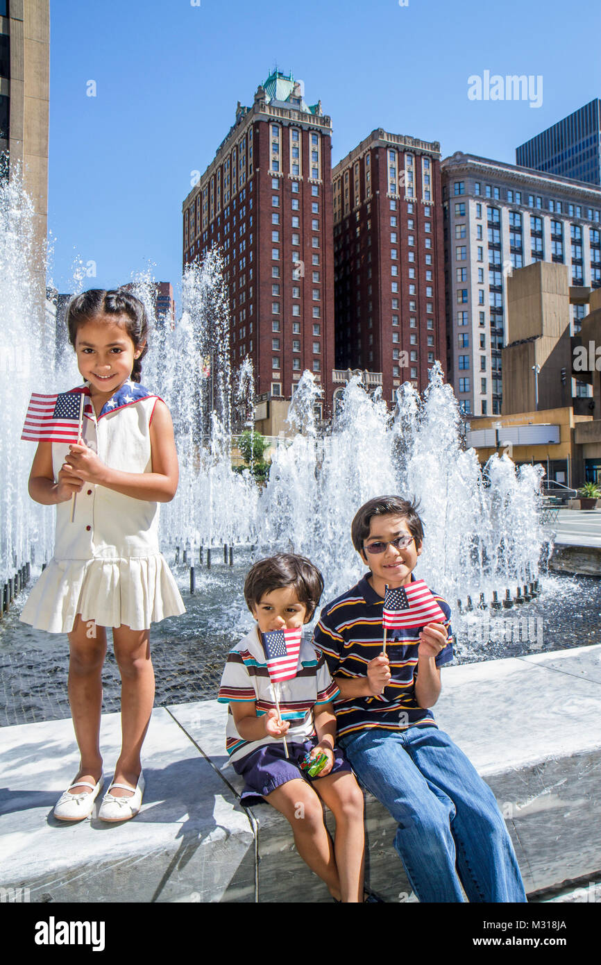 Baltimore, Maryland, Hopkins Plaza, G. H. Fallon edificio federale, governo, spazio urbano, fontana, ragazze ispaniche ragazza, femmina capretto bambini bambini yon Foto Stock