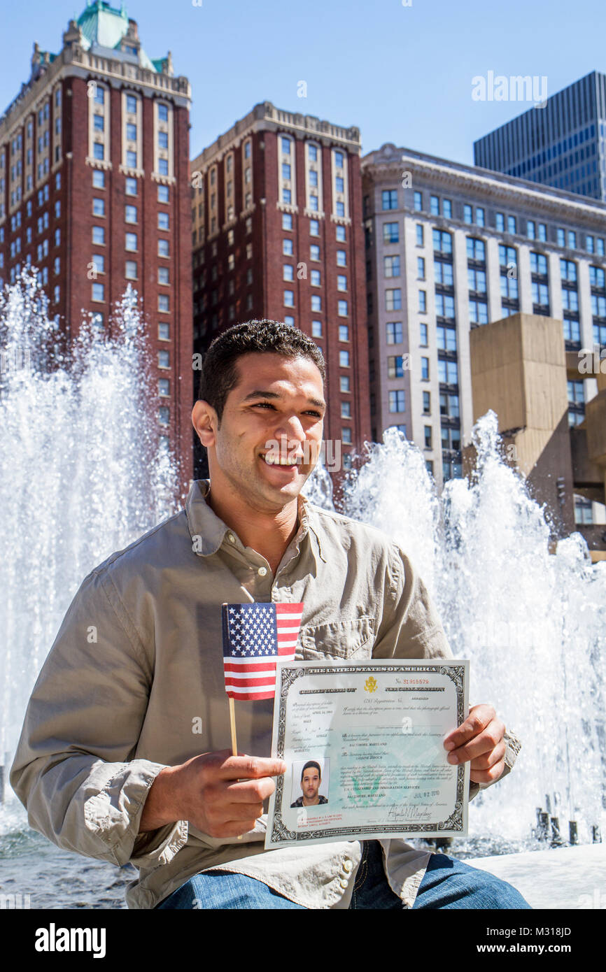 Baltimore, Maryland, Hopkins Plaza, G. H. Fallon edificio federale, governo, spazio urbano, fontana, marocchino, uomo uomo maschio, nuovo cittadino, tenendo bandiera americana Foto Stock