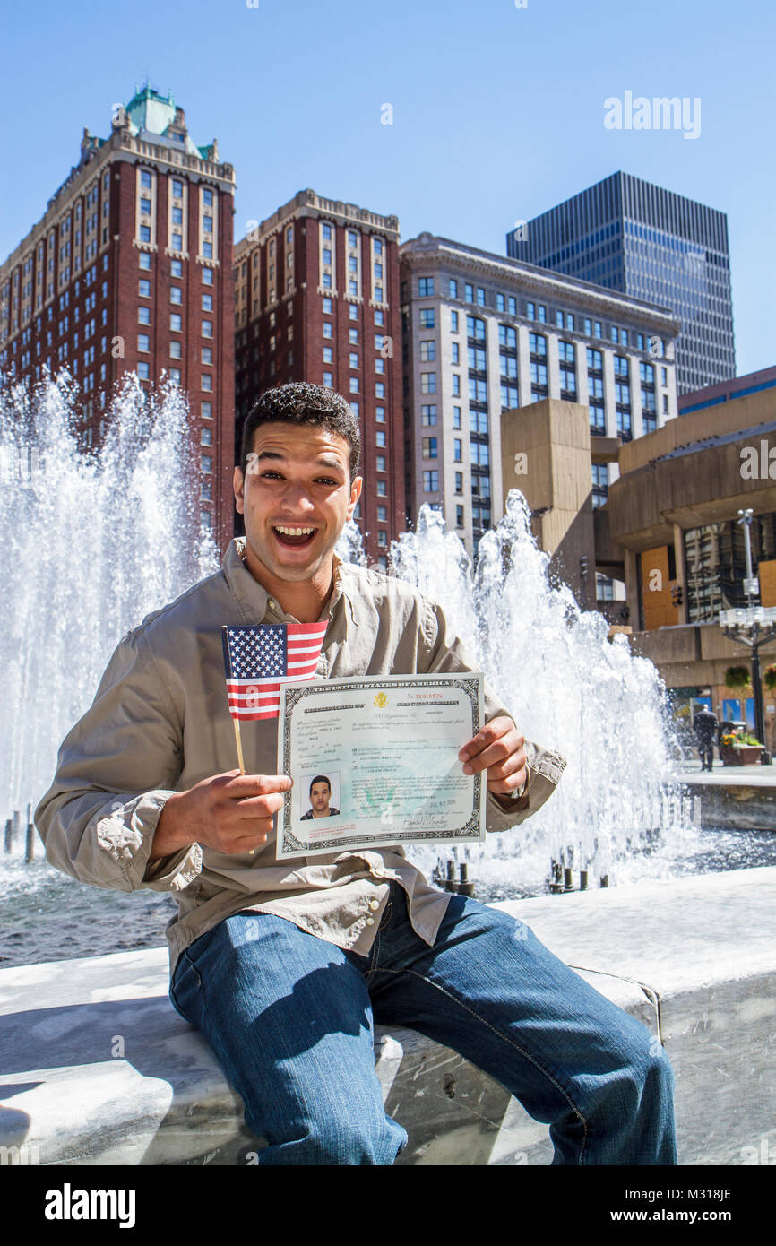 Baltimore, Maryland, Hopkins Plaza, G. H. Fallon edificio federale, governo, spazio urbano, fontana, marocchino, uomo uomo maschio, nuovo cittadino, tenendo bandiera americana Foto Stock