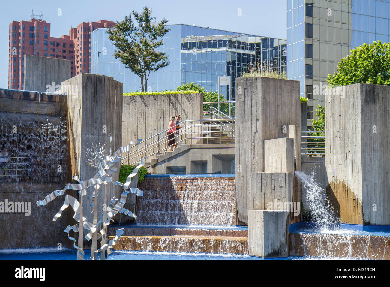 Baltimora, Maryland, Porto interno, porto, General Sam Smith Park, Fontana McKeldin, scultura in metallo, arte pubblica, parco urbano, edificio di uffici, tree tr Foto Stock