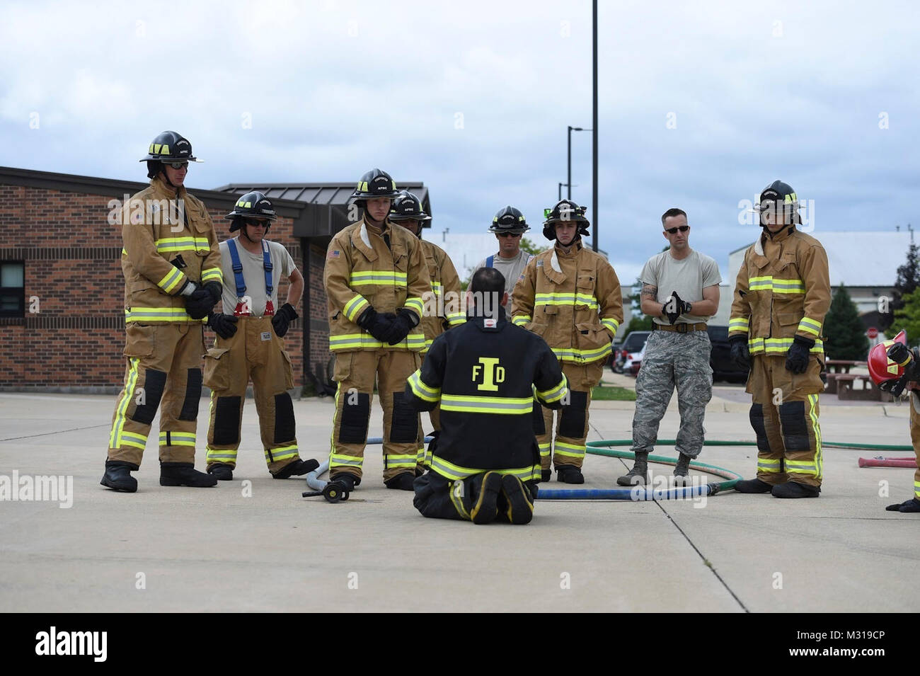 Il cap. Trevor Hanshew, Indianapolis Fire Department pompiere, favorisce il 434th ingegnere civile Squadron pompiere annuali di formazione a Grissom aria Base di riserva, Ind. Luglio 8, 2017. Hanshew era uno dei due che si sono offerti volontariamente il loro tempo per aiutare a mantenere il 434th CES aviatori pienamente qualificata missione durante il training annuale. (U.S. Air Force Foto Stock